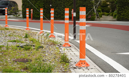 Traffic image photo <14> (lane separation mark installed in a residential area) Traffic image photo <14> (lane separation mark installed in a residential area) 80278401