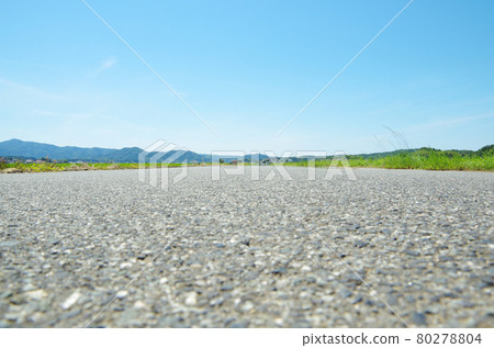 A view of the countryside under the scorching sun of midsummer as seen from a low angle on the road surface A view of the countryside under the scorching sun of midsummer as seen from a low angle on the road surface 80278804
