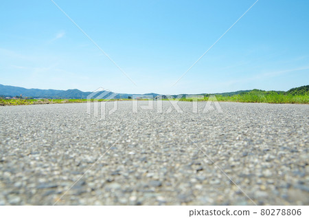 從路面低角度看盛夏烈日下的鄉村景色 80278806