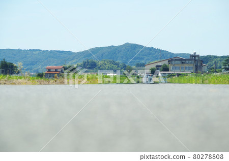 A view of the countryside under the scorching sun of midsummer as seen from a low angle on the road surface A view of the countryside under the scorching sun of midsummer as seen from a low angle on the road surface 80278808