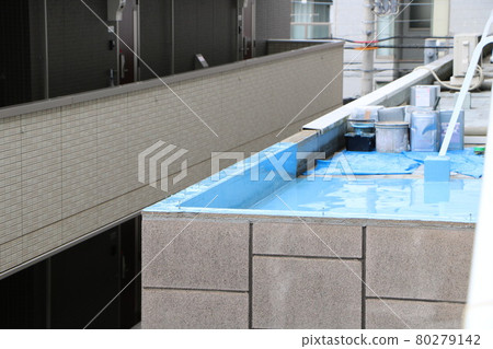 Waterproofing work on the rooftop balcony of an apartment 80279142