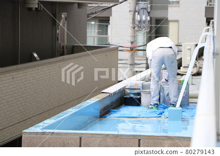 Workers waterproofing the rooftop balcony of the condominium 80279143