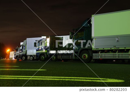 物流圖片：夜間停在停車場的卡車 80282203