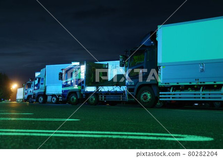 物流圖片:夜間停在停車場的卡車 物流圖片:夜間停在停車場的卡車 80282204