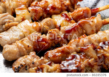 什錦烤雞肉串(醬汁烤)。 什錦烤雞肉串(醬汁烤)。 80285376