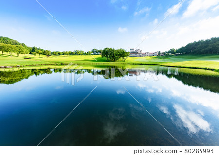 Golf course and water mirror pond in the early summer morning Golf course and water mirror pond in the early summer morning 80285993
