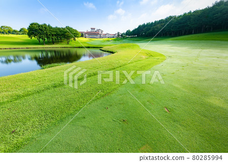 Golf course and clubhouse in the early summer morning Golf course and clubhouse in the early summer morning 80285994