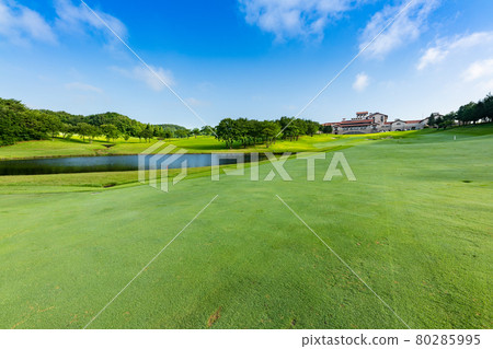 Golf course and clubhouse in the early summer morning Golf course and clubhouse in the early summer morning 80285995