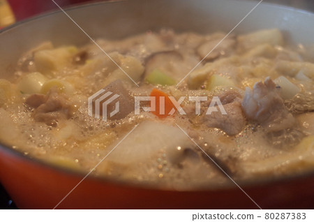 Make pork soup in a large pot 80287383