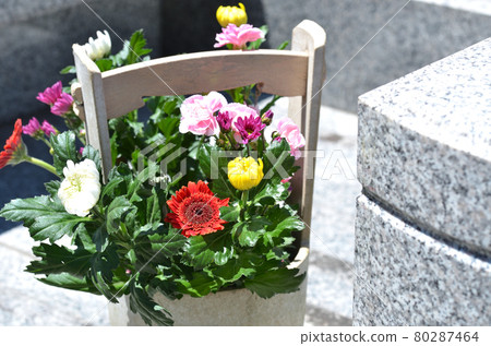 Image of Buddha flowers and grave visits displayed on the grave 80287464
