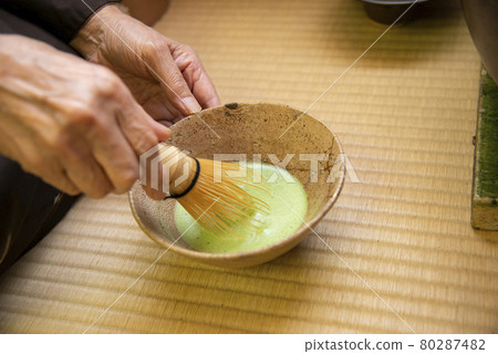 Make matcha with a chasen in front of the tea ceremony 80287482