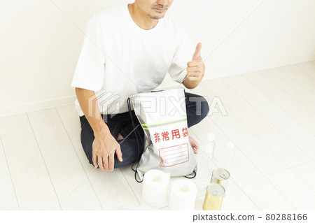 檢查防災用品的人 80288166