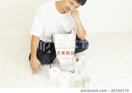 準備防災用品的男士 準備防災用品的男士 80288170