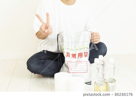 準備防災用品的男士 準備防災用品的男士 80288176