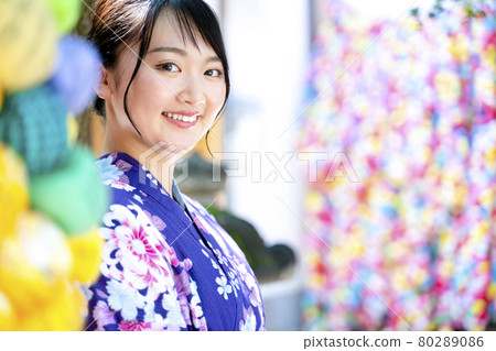 穿著浴衣在京都觀光的女性 80289086