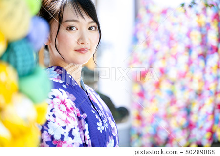穿著浴衣在京都觀光的女性 80289088