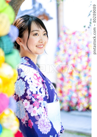 穿著浴衣在京都觀光的女性 80289089