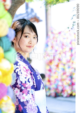穿著浴衣在京都觀光的女性 80289090