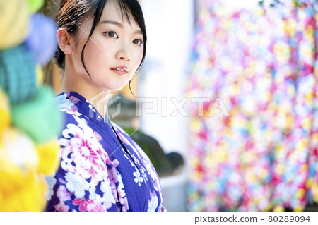 穿著浴衣在京都觀光的女性 80289094