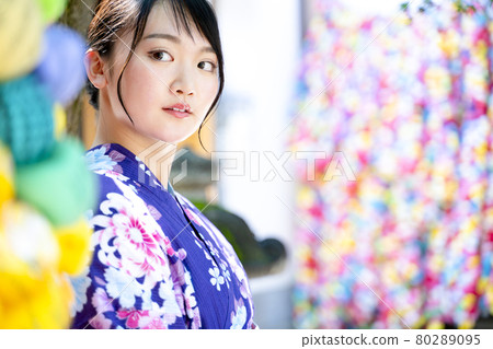 穿著浴衣在京都觀光的女性 80289095