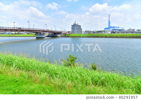 從下游看飯塚橋/中川（東京都足立區）[2021.7] 80291957