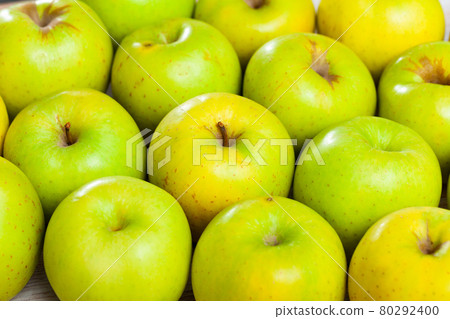 Picture of fresh apples on wooden surface Picture of fresh apples on wooden surface 80292400