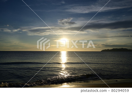 在海中的日落 在海中的日落 80294059