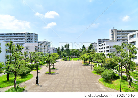 View toward Higashi Ayase Park Waku Waku Square from Kitasanya Bridge (Adachi-ku, Tokyo) [2021.7] 80294510