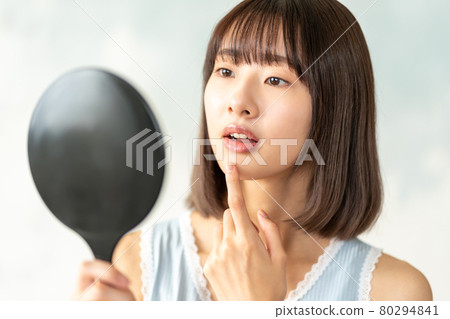 Teen girls looking in the mirror 80294841