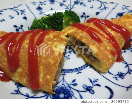 壽喜燒式煎蛋捲配地面和洋蔥 壽喜燒式煎蛋捲配地面和洋蔥 80295713