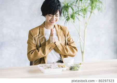 Business woman lunch 80297323