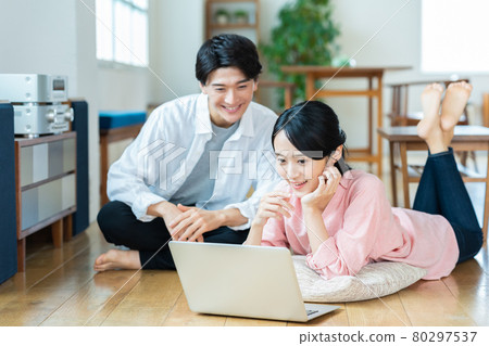 Couple, couple, computer, family, lifestyle, living room Couple, couple, computer, family, lifestyle, living room 80297537