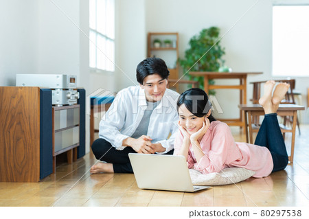 Couple, couple, computer, family, lifestyle, living room 80297538