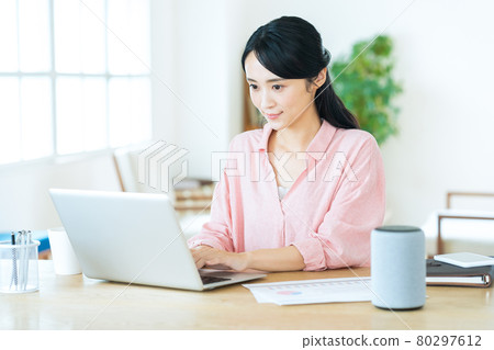 女性 PC 遠程辦公 遠程工作 生活 生活方式 80297612