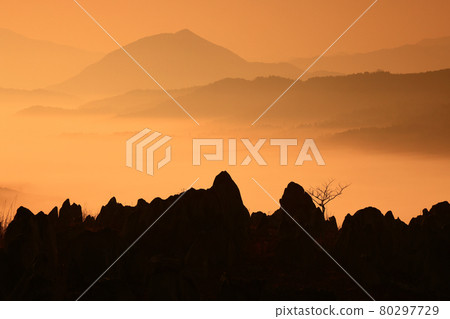 Karst plateau in the sea of clouds, Akiyoshidai Quasi-National Park, Mine City, Yamaguchi Prefecture Karst plateau in the sea of clouds, Akiyoshidai Quasi-National Park, Mine City, Yamaguchi Prefecture 80297729