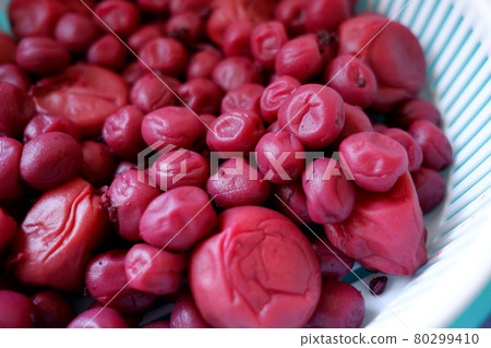 Making dried plums (plum before drying) Making dried plums (plum before drying) 80299410