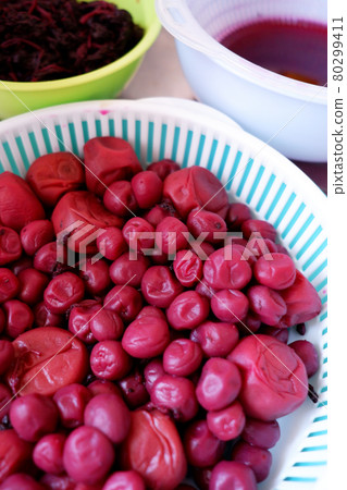 Making umeboshi (sorting work before drying) Making umeboshi (sorting work before drying) 80299411