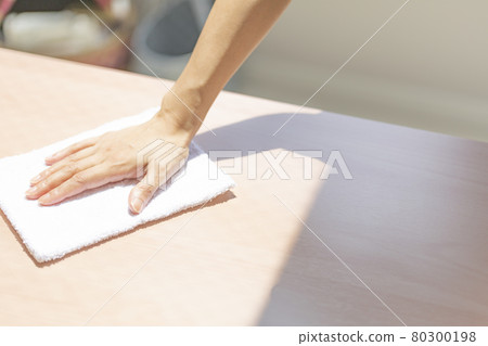 Cleaning the table 80300198