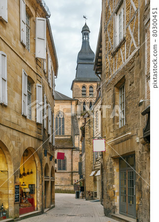 Street in Sarlat-la-Caneda, France Street in Sarlat-la-Caneda, France 80300451