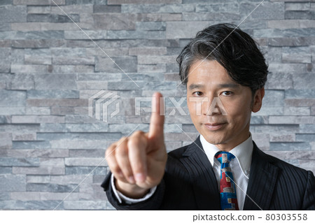 中年男子伸出食指的肖像 80303558