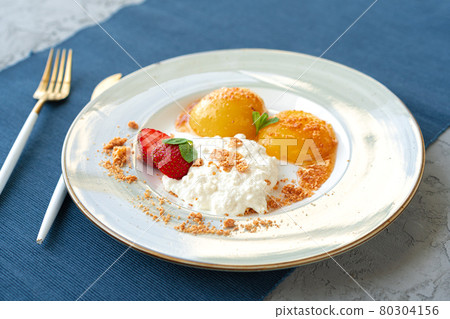 Cottage cheese and canned apricots, healthy breakfast Cottage cheese and canned apricots, healthy breakfast 80304156