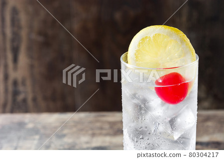 Classic Tom Collins cocktail 80304217