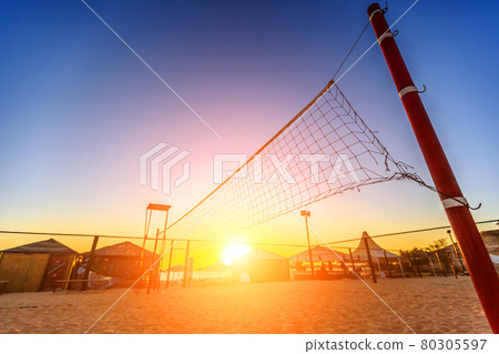 Sillhouette of a volleyball net and sunrise on the beach 80305597
