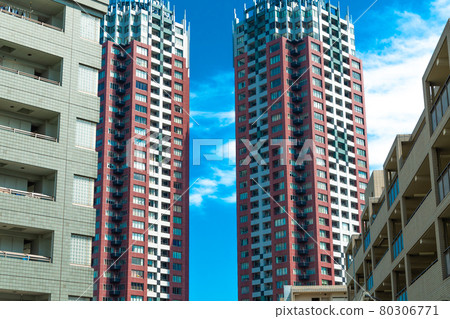 與塔公寓的都市風景 80306771