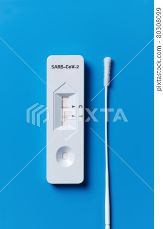 covid-19 test device with a positive result 80308099