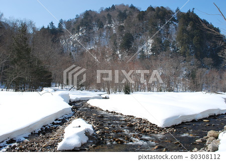 Beginner trekking to enjoy the Okukinu mountain stream and waterfall in winter 80308112