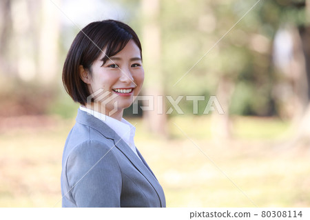 Image of female employees Image of female employees 80308114