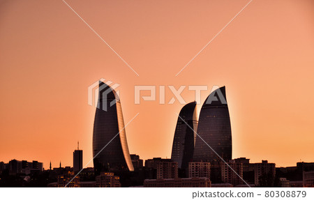 夜景中的火焰塔（阿塞拜疆） 80308879