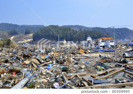 在東日本大地震中受損的大槌町 80309995