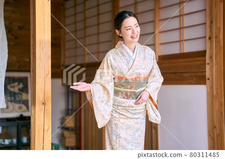 年輕的女房東好客形象 80311485